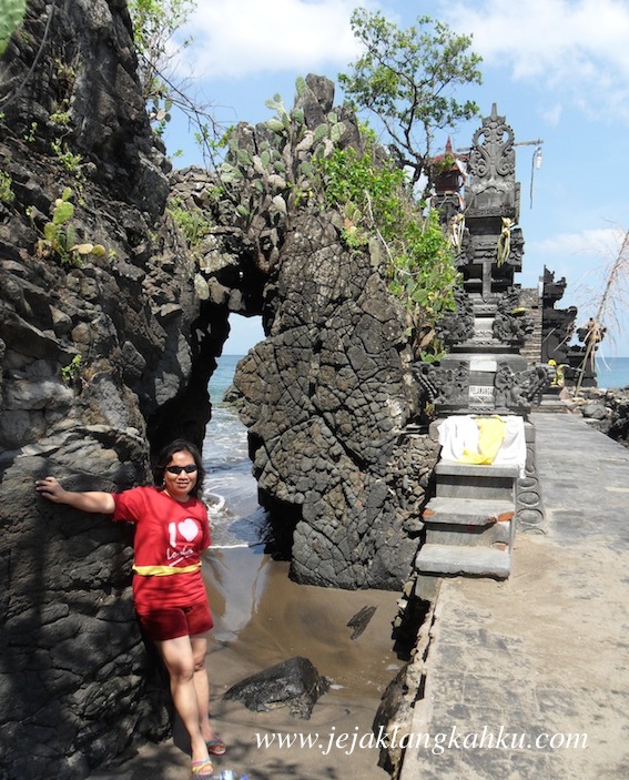 Sembari menyusuri pantai, mampir di Pura Batu Bolong – Lombok