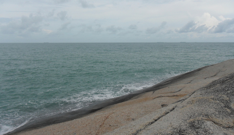 Tepian Pantai Penyabong Belitung