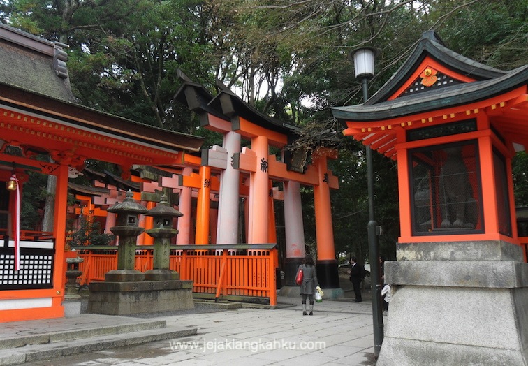 fushimi inari shrine temple kyoto japan