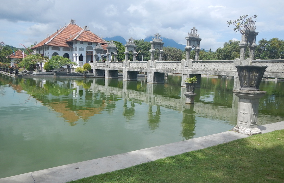 wisata water palace taman sukasada 