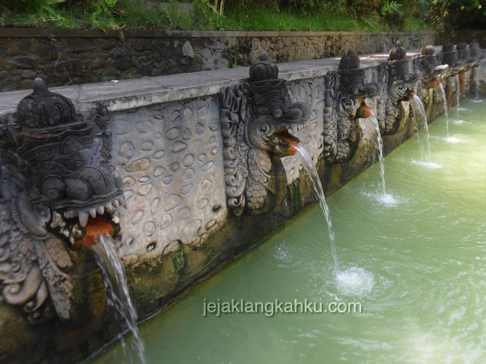 Nikmati Percikan Air Panas dari Patung Mulut Naga di Pemandian Air Panas Banjar Singaraja, Bali