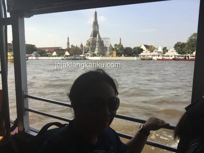 Transportasi Kapal Ferry Menuju Temple-Temple Menarik di Bangkok, Thailand