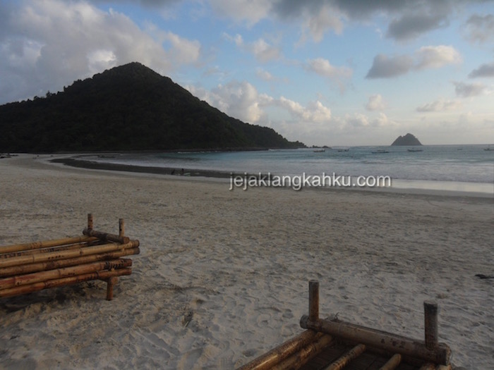 Kala Senja di Pantai Selong Belanak, Lombok Tengah