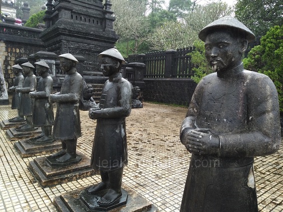 Lirikan Mata Patung Pengawal Kaisar di Khai Dinh Tomb, Hue Vietnam